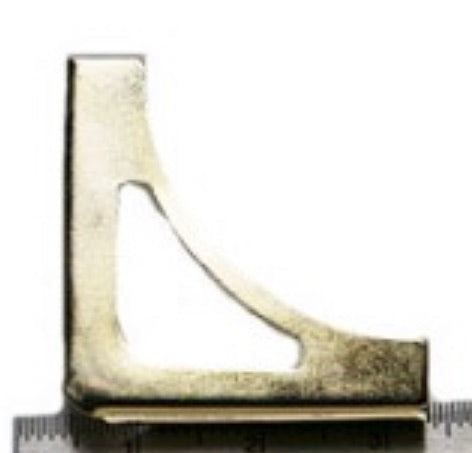 Esquinero metálico en forma de escuadra calada de 16 mm con acabado en latón, ideal para protección y decoración de esquinas en muebles o cajas. Esquinero metálico en forma de escuadra calada de 16 mm con acabado en latón, ideal para protección y decoración de esquinas en muebles o cajas.